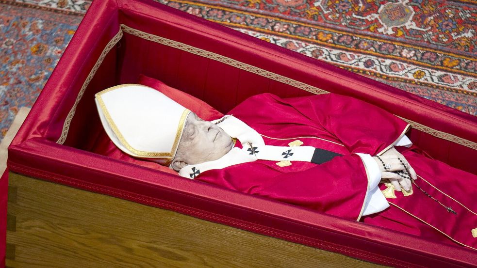 Bis Freitagabend ist der Leichnam des toten Papstes im Petersdom aufgebahrt. Foto: Stefano Carofei/IPA via ZUMA Press/dpa