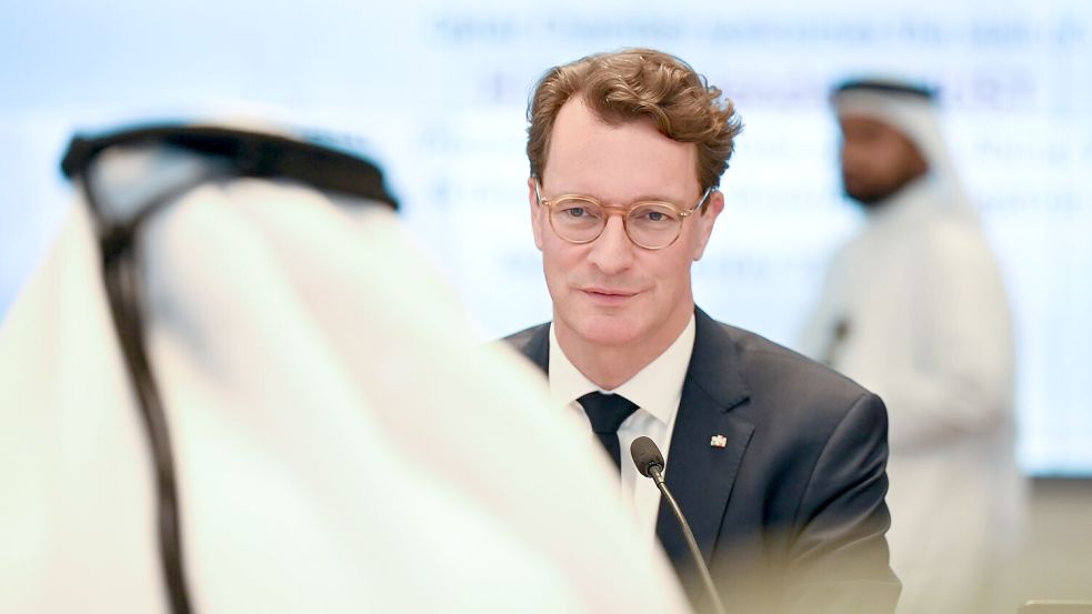 Hendrik Wüst sucht das Gespräch mit katarischen Geschäftsleuten, wie hier in einem Raum der Handelskammer Katars. Foto: Wolf von Dewitz/dpa