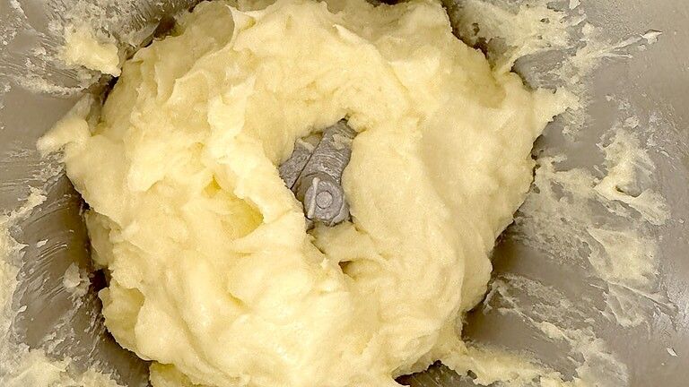 Die Butter, der Zucker und die Eier werden zu einer schaumigen Masse geschlagen.