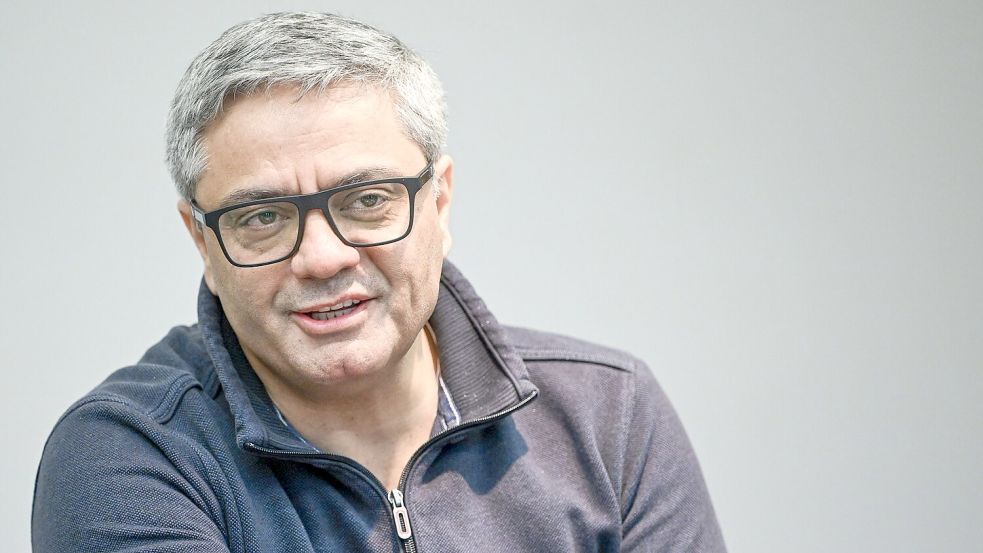 Der iranische Filmemacher Mohammad Rasoulof bringt die Themen Flucht und Exil auf die Theaterbühne in Berlin. (Archivbild) Foto: Jens Kalaene/dpa