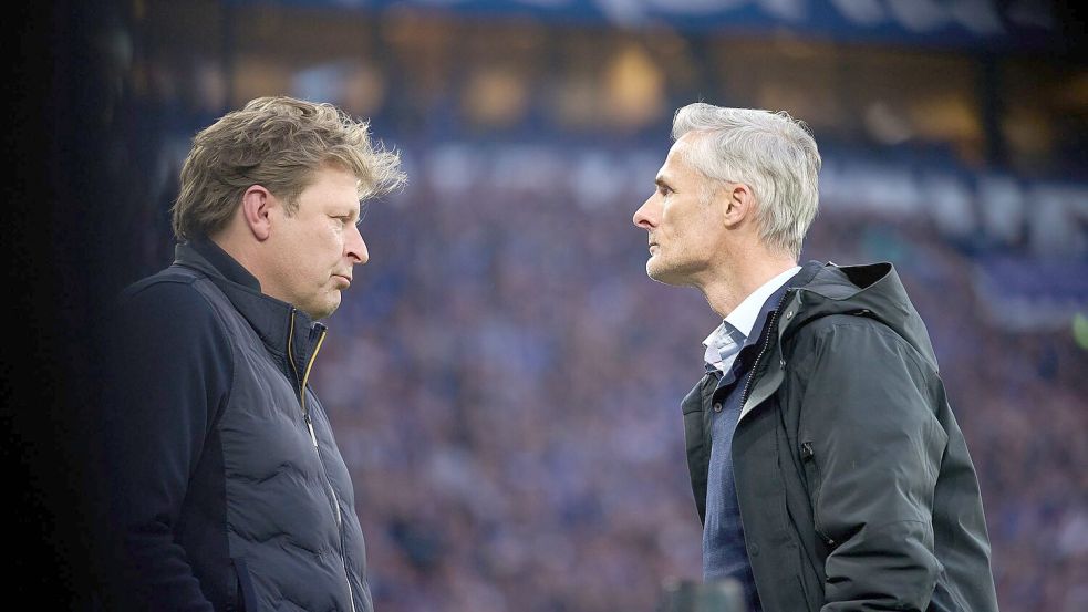 Schalkes Sportdirektor Youri Mulder (l) mit dem künftigen Ex-Trainer Kees van Wonderen. Foto: Bernd Thissen/dpa