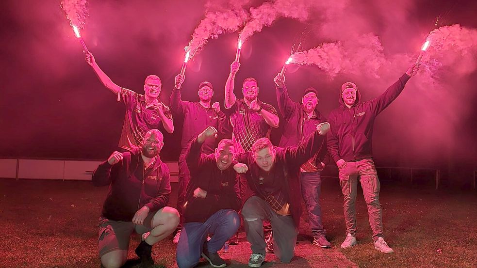 Nach der nächsten Pokalüberraschung gegen den SC Bakum zündete die Holter Mannschaft auch ein wenig Pyro. Fotos: Privat