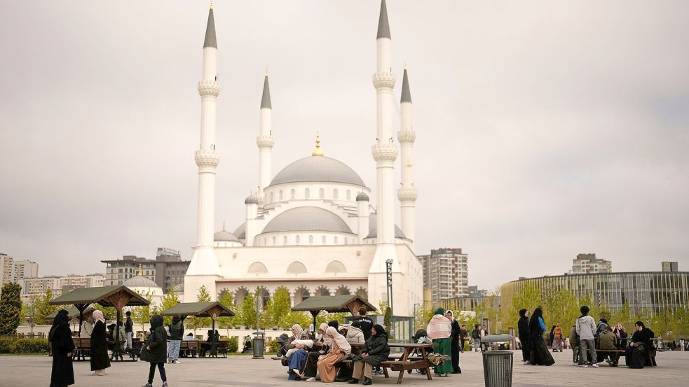 Menschen in Istanbul versammeln sich im Freien nach dem schweren Erdbeben. Foto: Khalil Hamra/AP/dpa