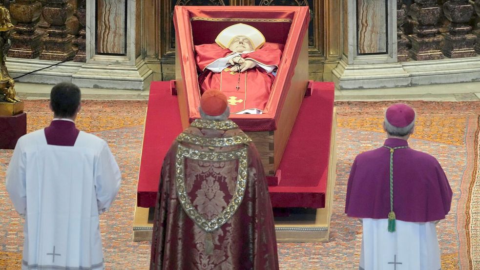 Bis Freitagabend ist Franziskus im Petersdom aufgebahrt. Foto: Andrew Medichini/AP Pool/dpa