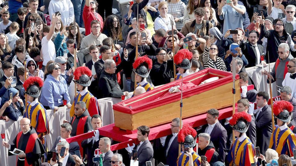 Der tote Papst Franziskus wird im offenen Sarg in den Petersdom gebracht. Foto: Christoph Reichwein/dpa