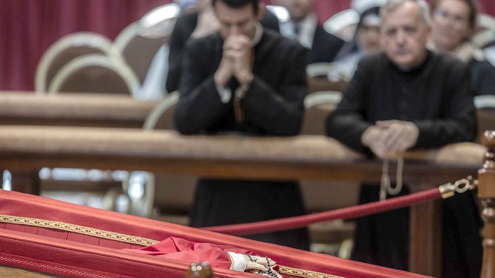 Der offene Sarg des toten Papstes. Foto: Oliver Weiken/dpa