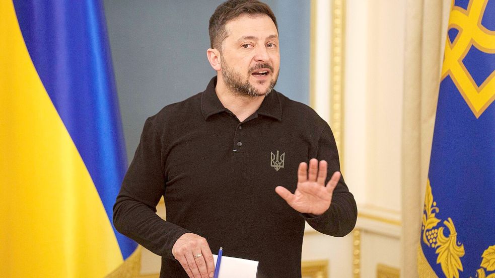 Einen Verzicht auf die von Russland annektierte Schwarzmeer-Halbinsel Krim als Weg zum Frieden mit Moskau lehnt der ukrainische Präsident Wolodymyr Selenskyj ab. (Archivbild) Foto: Evgeniy Maloletka/AP/dpa