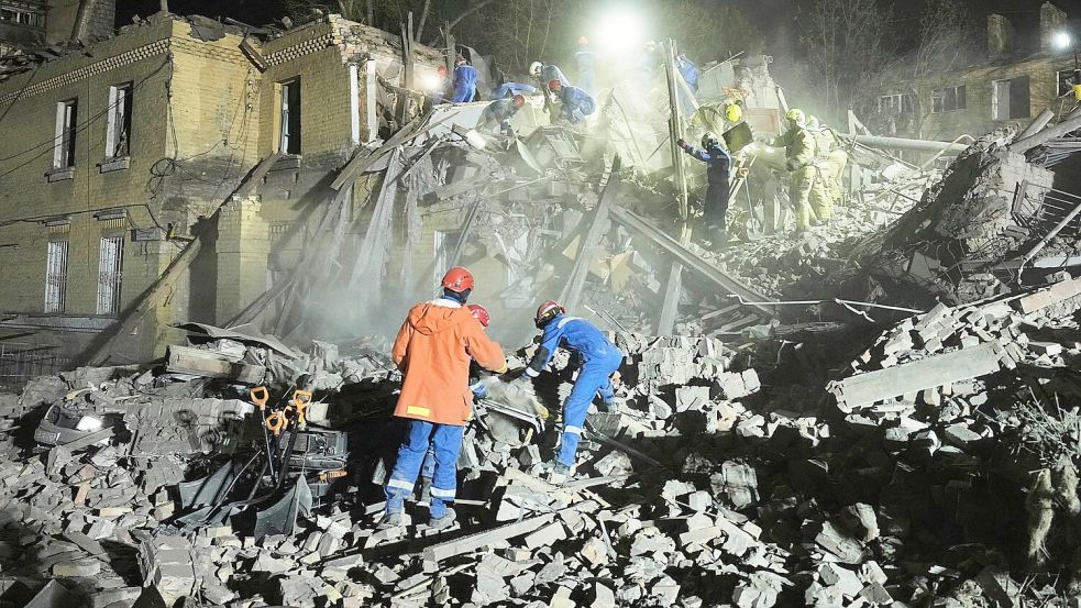 Russland greift in der Nacht auch wieder Kiew an. Bürgermeister Klitschko berichtet von zahlreichen Einschlägen. Foto: Efrem Lukatsky/AP/dpa