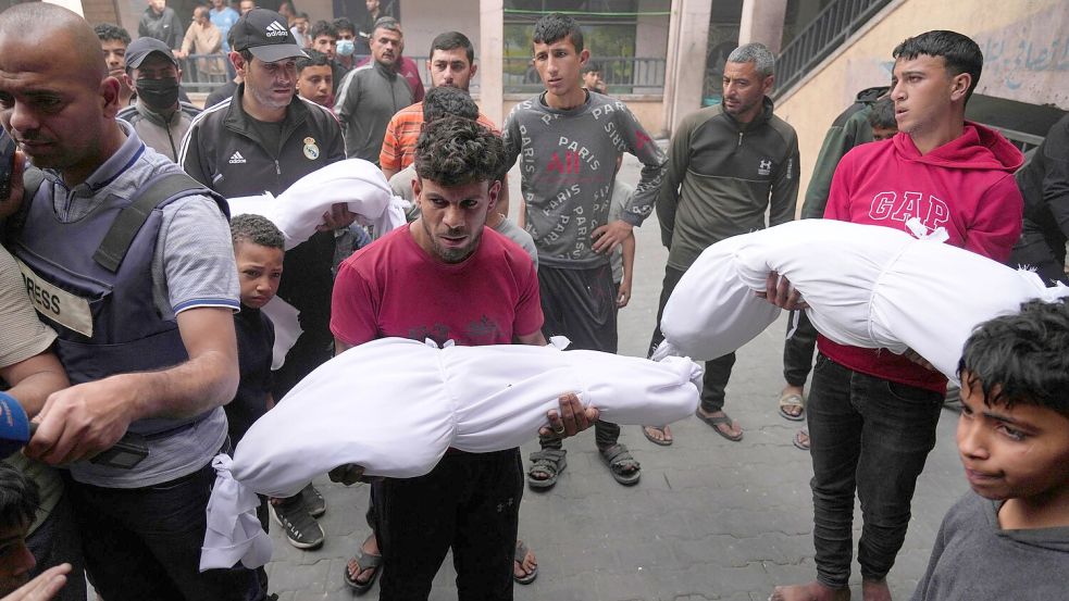 Bei einem israelischen Angriff in der Stadt Gaza hat es laut dem von der Hamas kontrollierten Zivilschutz mindestens 13 Tote gegeben. Foto: Jehad Alshrafi/AP/dpa