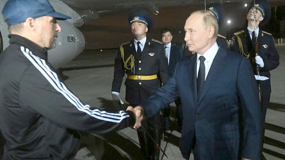 Im vergangenen Sommer kam der mutmaßliche russische Geheimagent, Wadim Krassikow, bei einem Gefangenenaustausch frei und wurde bei der Ankunft von Präsident Wladimir Putin begrüßt. (Archivfoto) Foto: Mikhail Voskresensky/Sputnik Kremlin Pool via AP/dpa