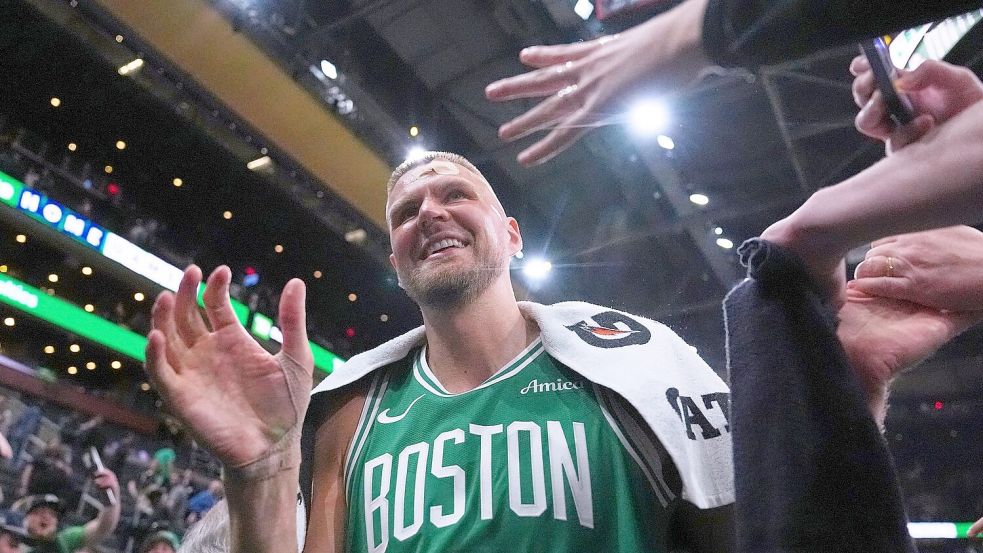 Porzingis erlitt eine Platzwunde und musste genäht werden - kam aber zurück ins Spiel. Foto: Charles Krupa/AP/dpa