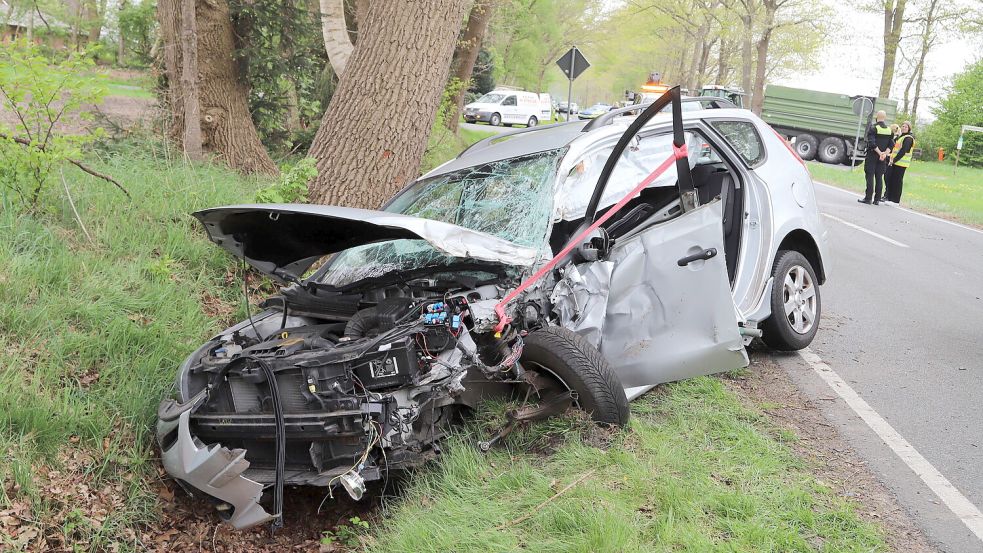 Schwer verletzt wurde ein 24-jähriger Ammerländer bei einem Verkehrsunfall, der sich am Mittwoch, 23. April 2025, gegen 15 Uhr auf der Loher Straße im Barßeler Ortsteil Lohe ereignet hat. Foto: Passmann