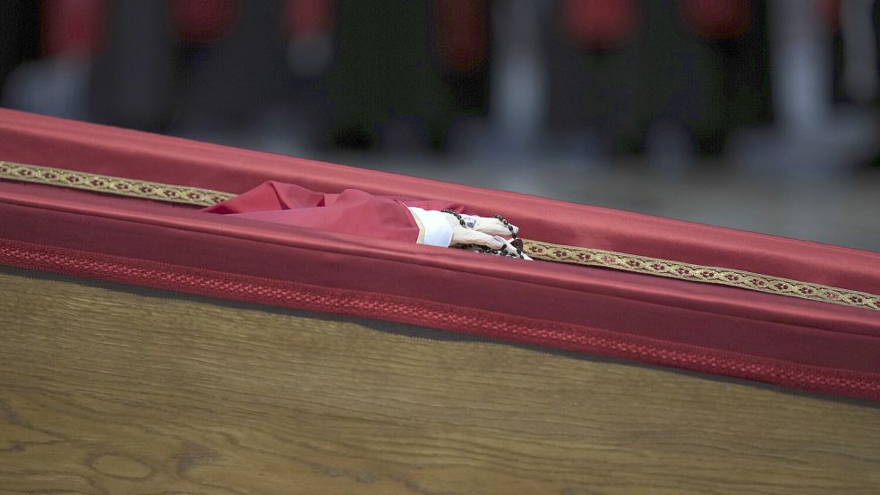 Seit dem Tod von Papst Franziskus stehen die mehr als 1,4 Milliarden Katholiken auf Erden ohne Führung da. Foto: dpa/AP/Alessandra Tarantino