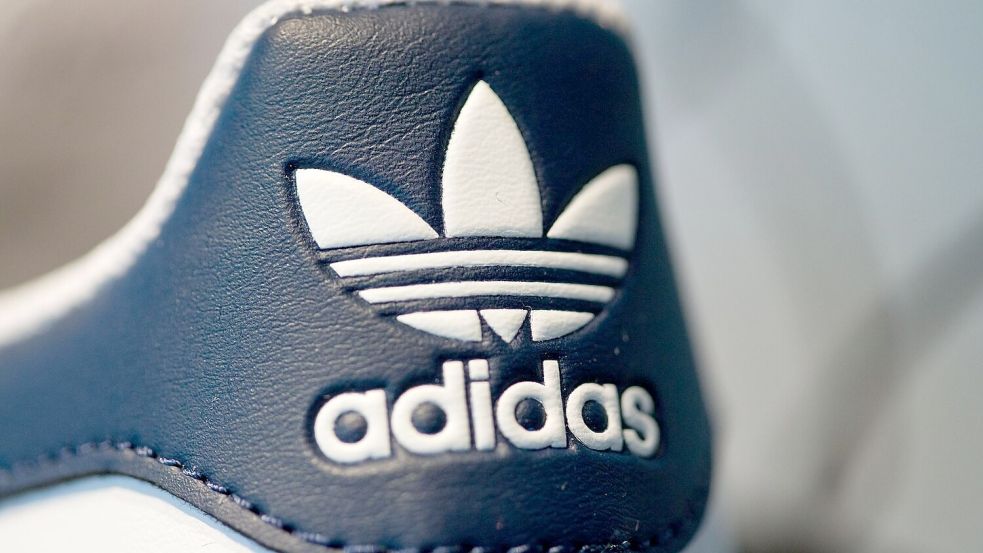 Adidas hat mehr Sportartikel verkauft. (Archivbild) Foto: Daniel Karmann/dpa