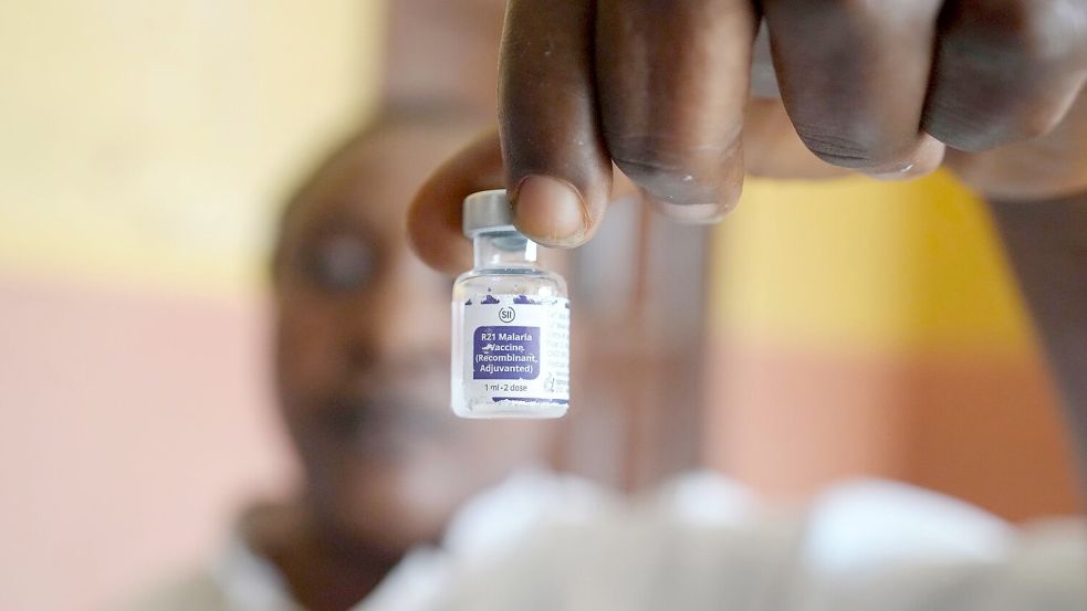 Erste Erfahrungen mit den beiden 2024 für Kinder zugelassenen Impfstoffen gegen Malaria stimmen Gesundheitsexperten hoffnungsvoll. (Archivbild) Foto: Sunday Alamba/AP