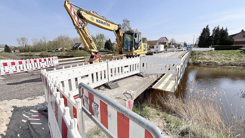 Die Sanierung der Brücke an der Königsstraße über den Sauteler Kanal wird noch Monate dauern. Foto: Klaus Ortgies