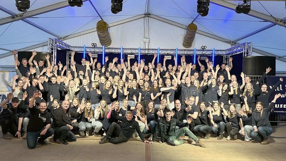 Rund 100 Aktive der Holter Landjugend halfen beim Aufbau und bei der Durchführung der aktuellen Scheunenfete. Die fand diesmal in einem Zelt am Haukeweg statt. Foto: Holger Weers
