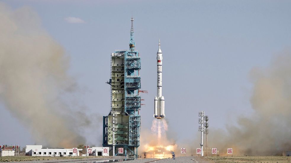 Die drei Raumfahrer der Mission „Shenzhou 20“ sollen die bisherige Besatzung der „Tiangong“-Raumstation ablösen Foto: Andy Wong/AP/dpa