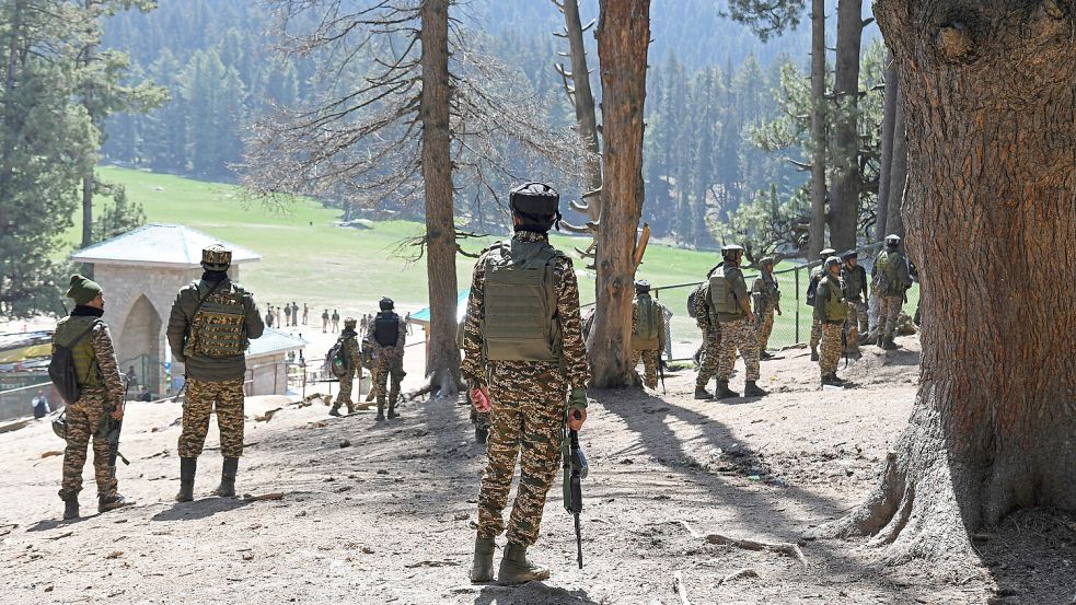 Sicherheitskräfte bei einer Suchaktion im Baisaran-Wald nach einem Angriff auf Touristen in Pahalgam. Foto: dpa/ZUMA Press Wire/Basit Zargar
