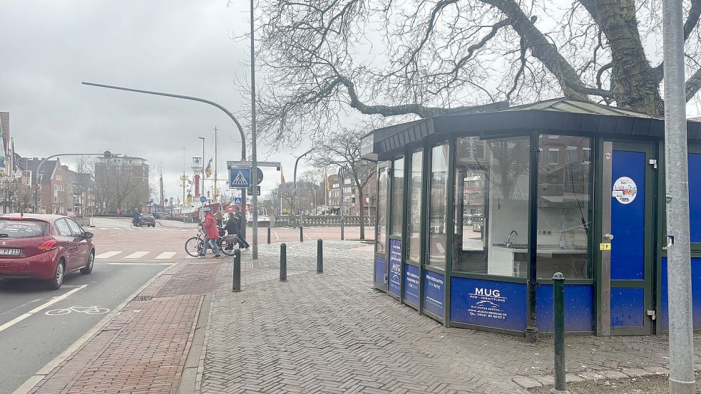 Im kleinen Kiosk am Stadtgarten stand am Freitag, 21. März 2025, für rund fünf Stunden ein mobiler Blitzer. Die Stadt argumentiert: In der Neutorstraße, wo eine Geschwindigkeit von 20 Kilometern pro Stunde zugelassen ist, entstünden immer wieder gefährliche Situationen. Diese sollen durch Maßnahmen wie den Blitzer verringert werden. Das Foto ist am Mittwoch, 26. März 2025, entstanden. Fotos: Hanssen
