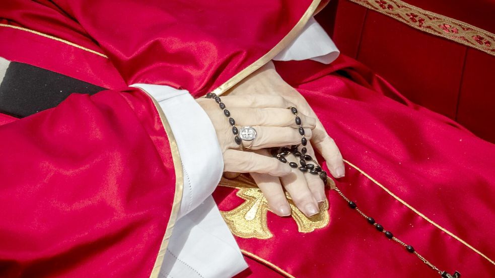 Noch liegt der tote Papst im offenen Sarg im Petersdom. Foto: Michael Kappeler/dpa