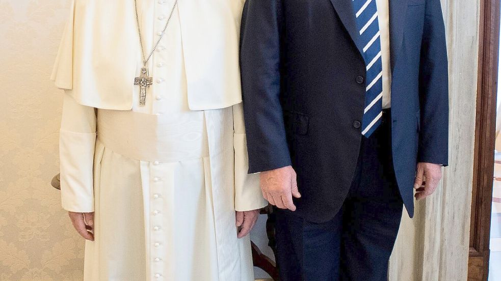 Papst Franziskus und US-Präsident Donald Trump bei einem Treffen 2017 im Vatikan. (Archivbild) Foto: picture alliance / L’Osservatore Romano/AP/dpa
