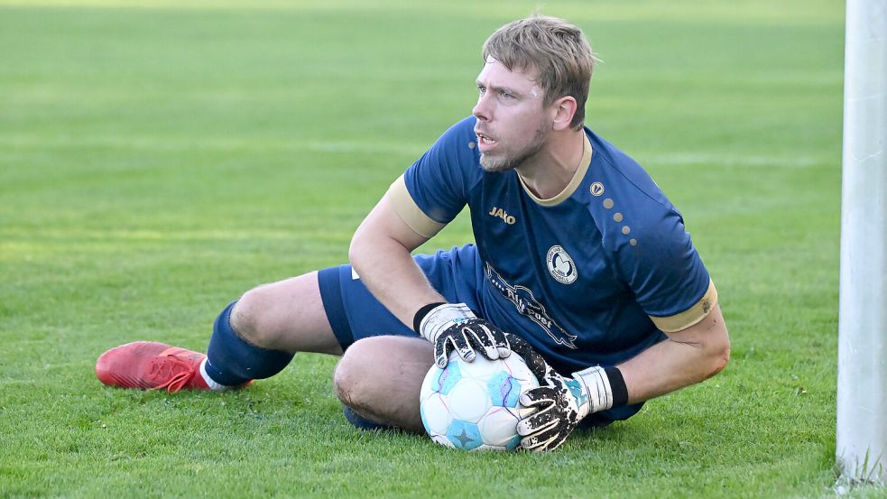 Siegfried John gehört zu den besten Torhütern in Ostfriesland. Beim Spiel in Norden hätte er aber eigentlich gar nicht spielen sollen und können. Archivfoto: Jens Doden/Blomberg