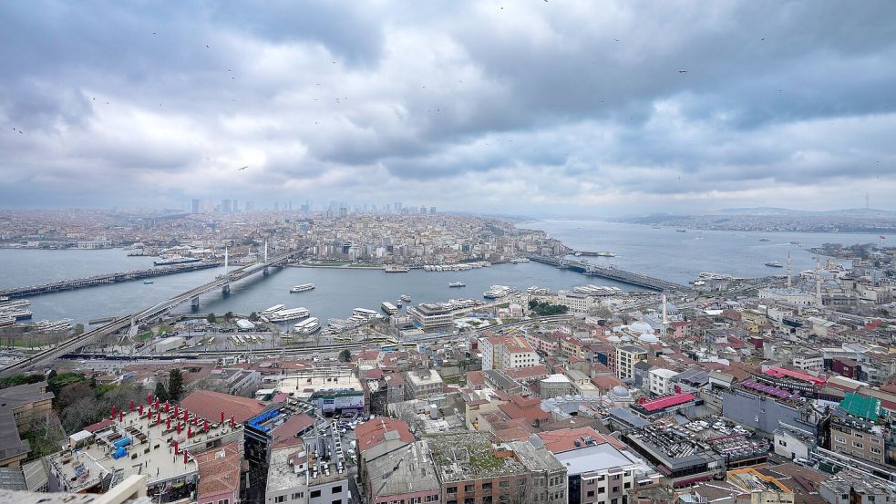 In der Metropole Istanbul - in der rund 16 Millionen Menschen leben - könnte es bald zu einem noch deutlich stärkeren Erdbeben kommen. (Archivbild) Foto: Emrah Gurel/AP/dpa
