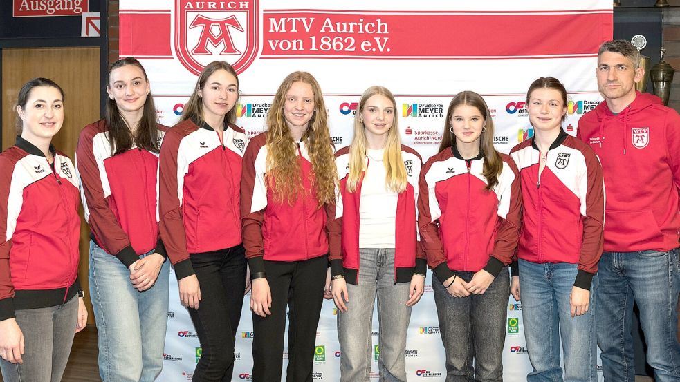 Das Team Gerätturnen weiblich wurde zur Mannschaft des Jahres erklärt. Trainiert werden die Bezirksligistinnen von Meike Andreas-Eisenhauer (links) und Arne Gleich (rechts ). Foto: privat