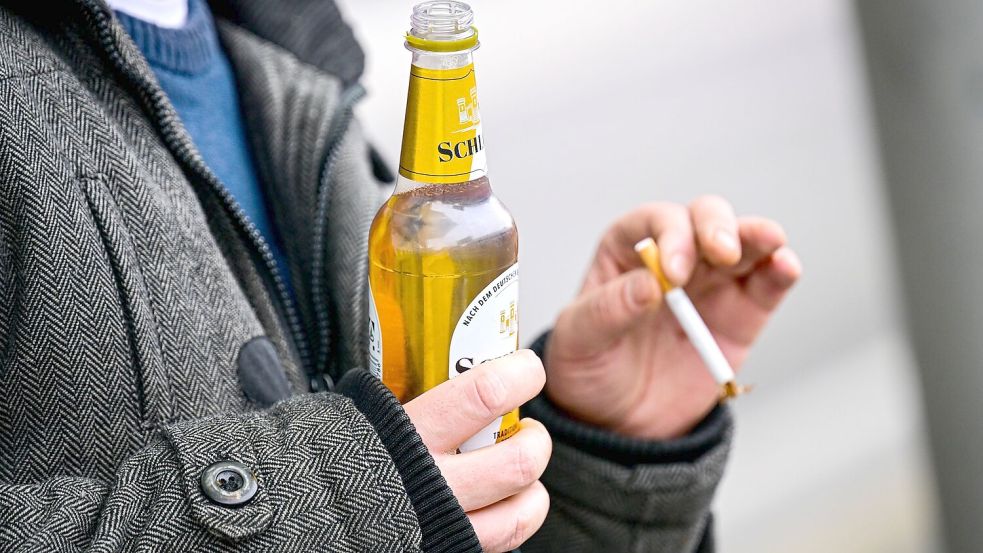 Riskanter Alkohol- und Nikotinkonsum führt zu hohen Todes- und Erkrankungszahlen. (Symbolbild) Foto: Sina Schuldt/dpa