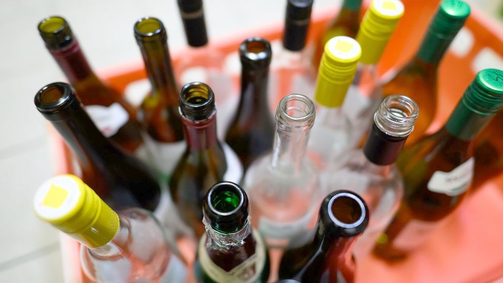 Höhere Preise könnten den Alkohol-Konsum laut Experten senken. (Symbolbild) Foto: Robert Michael/dpa