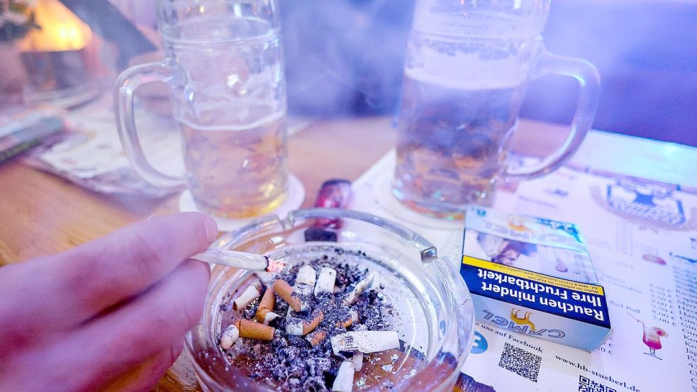 Millionen Menschen konsumieren Alkohol und Zigaretten in riskantem Ausmaß. (Symbolbild) Foto: Axel Heimken/dpa