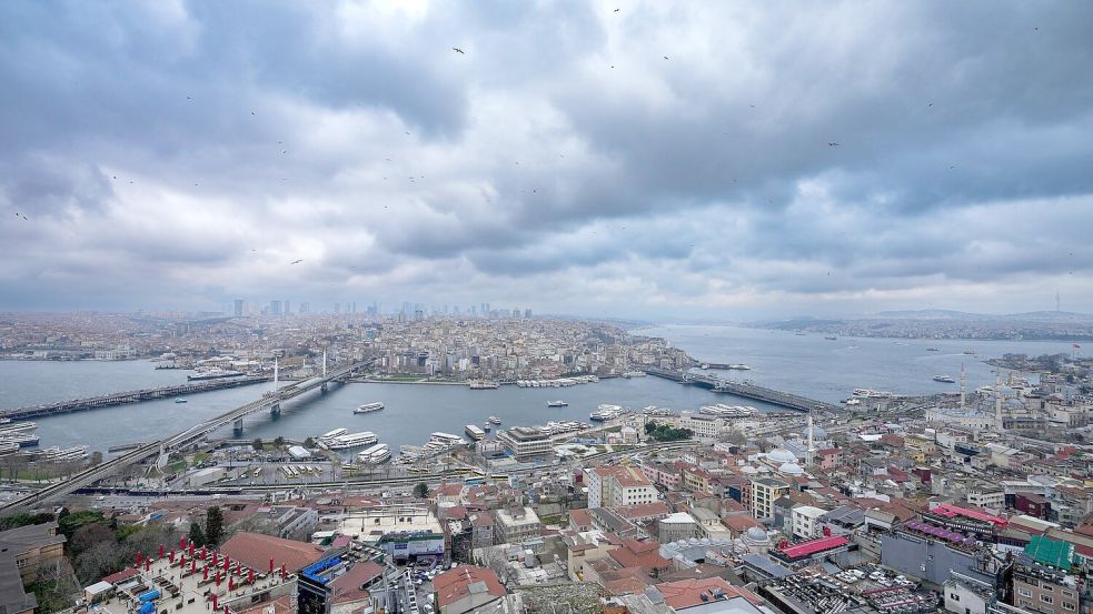 Fähren fahren über den Bosporus und verbinden die europäische Seite, oben und unten, mit der asiatischen Seite, oben rechts, von Istanbul. Foto: Emrah Gurel/AP/dpa