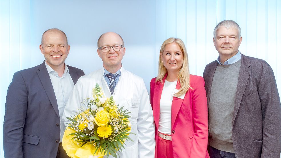 Das Foto zeigt (von links) Ansgar Veer (Hauptgeschäftsführer St.-Bonifatius-Hospitalgesellschaft), Dr. Thomas Möller (Chefarzt Innere Medizin – Pneumologie), Sarah Sebeke (Krankenhausleitung Borromäus-Hospital) und Pastor Thomas Burke (Vorsitzender St.-Bonifatius-Hospitalgesellschaft) bei der Begrüßung. Foto: Borromäus-Hospital Leer/Hauke Mucha