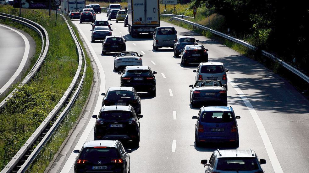 Die EU-Kommission will eine jährliche Pflichtuntersuchung für ältere Autos. (Archivbild) Foto: Daniel Bockwoldt/dpa