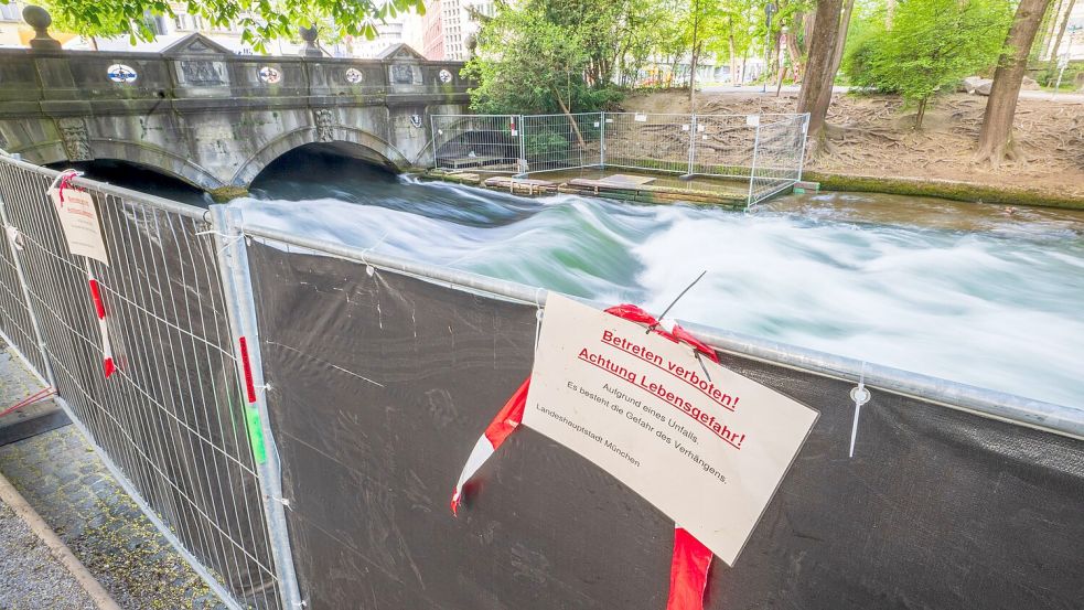 Nach einem schweren Surfunfall ist die berühmte Surfwelle gesperrt. Foto: Peter Kneffel/dpa