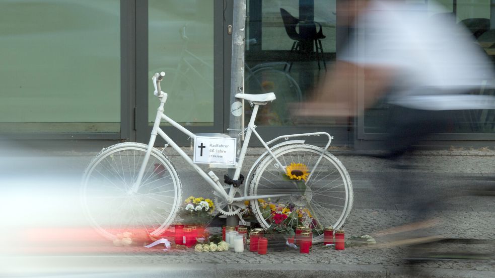 Mahnung in vielen Städten: Geisterräder erinnern an im Straßenverkehr getötete Radfahrer. Foto: dpa/Soeren Stache