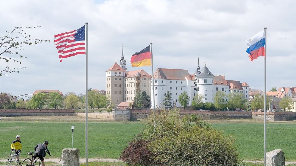 Torgau gedenkt jedes Jahr der Begegnung amerikanischer und sowjetischer Soldaten auf der zerstörten Elbbrücke. (Archivbild) Foto: Sebastian Willnow/dpa-Zentralbild/dpa