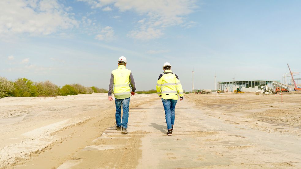 Auf dem Weg in die Zukunft: Hier in Emden haben die Arbeiten für eine Erzeugungsanlage für grünen Wasserstoff begonnen. Foto: EWE AG (Peter Jakubwoski)
