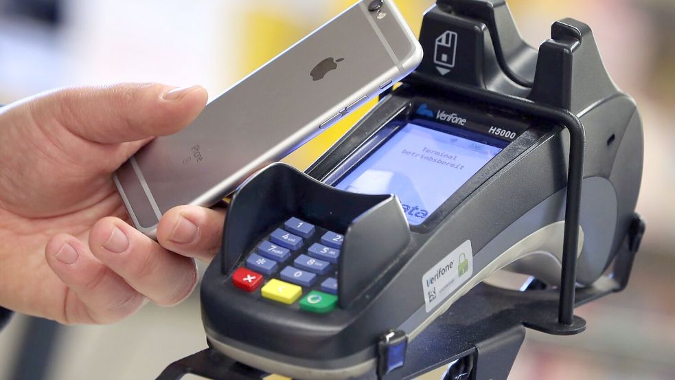 Smartphone oder Karte statt Schein und Münze: Viele bevorzugen bargeldlose Bezahlmethoden (Symbolbild) Foto: Karl-Josef Hildenbrand/dpa