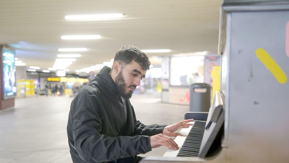 Abdul Rahman Al Ali aus Syrien spielt an einer U-Bahn Haltestelle in Stuttgart auf einem open Piano. Das Instrument ist dort für Jedermann zugänglich. (Archivfoto) Foto: Bernd Weißbrod/dpa