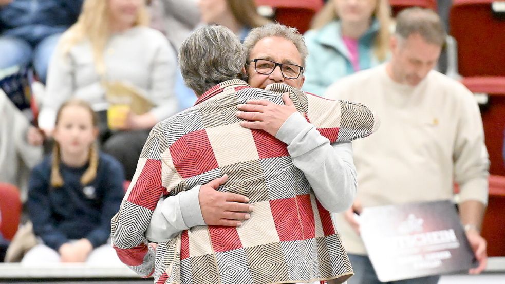 Der Vorstand um die Vorsitzende Insa Schubert bedankte sich herzlich bei Ewald Meyer. Foto: Doden/Blomberg