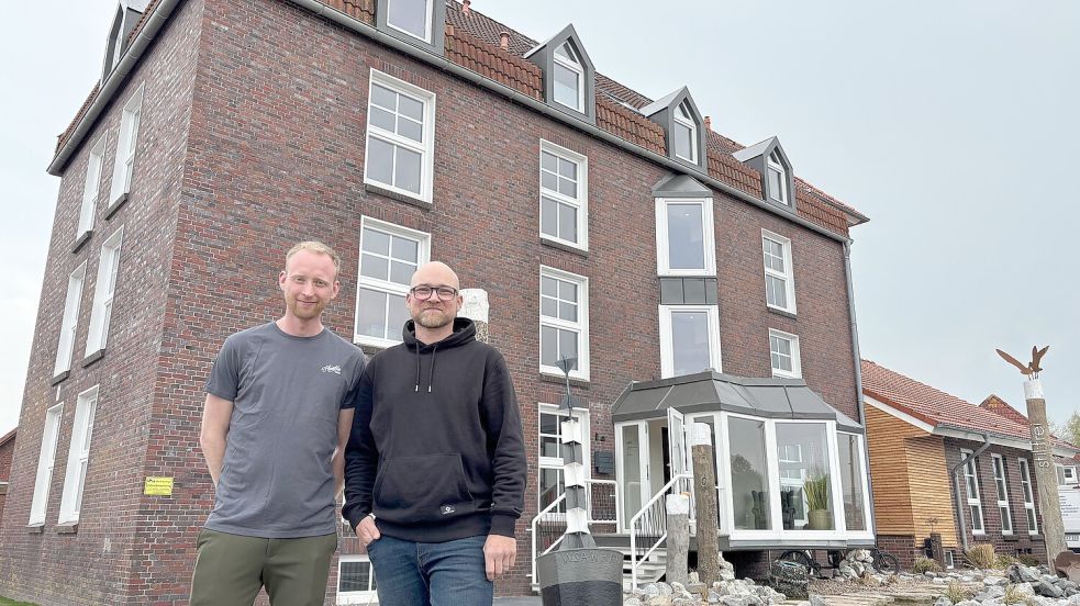 Einst der alte Kornspeicher von Carolinensiel, heute das moderne Hotel „stilfrei“. Christian Pree und Andreas Smidt beherbergen mit ihrem Team seit Ostern 2025 die ersten Gäste. Foto: Susanne Ullrich