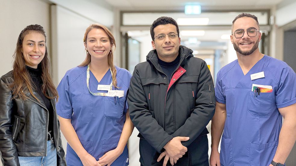 Christeen Yousef (von links), Valentina Andrade Troncoso, Mostafa Eid und Mohamed Nofal sind die ersten vier Pflegefachkräfte, die in den Kliniken Aurich und Emden ihre Anerkennungsprüfungen bestanden haben. Fotos: privat