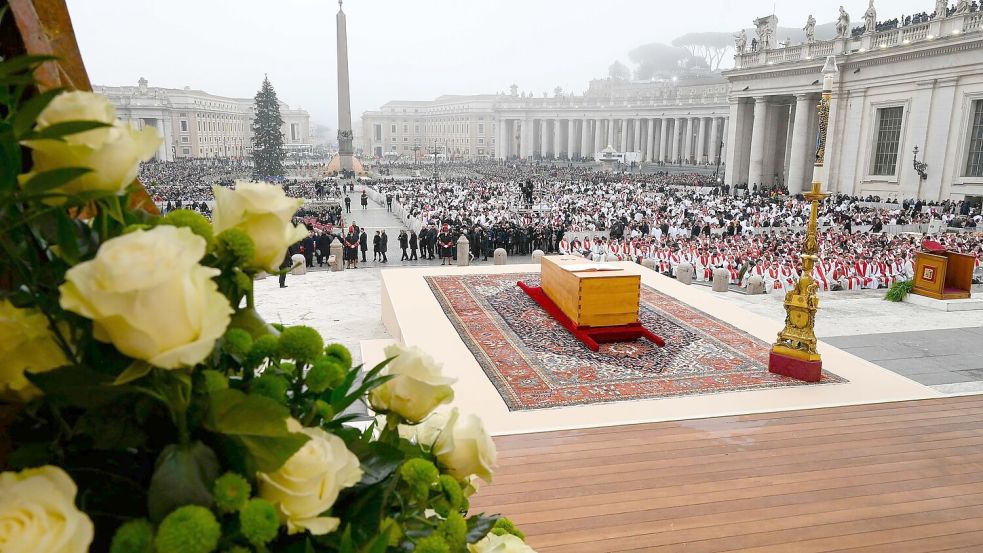 2023 wurde Papst Benedikt beigesetzt. Am Samstag ist die Trauerfeier für Papst Franziskus geplant (Archivbild). Foto: Vatican Media/Vatican Media/AP/dpa