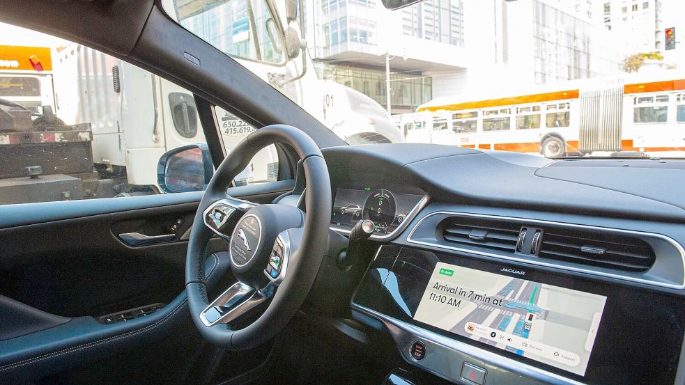 Waymo kutschiert Fahrgäste in mehreren US-Städten ohne einen Menschen am Steuer. (Archivbild) Foto: Andrej Sokolow/dpa