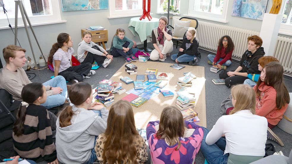 Im Lese-Club der Buchhandlung der Wall tauschen sich echte Leseratten über den neuesten Lesestoff aus. Foto: Romuald Banik