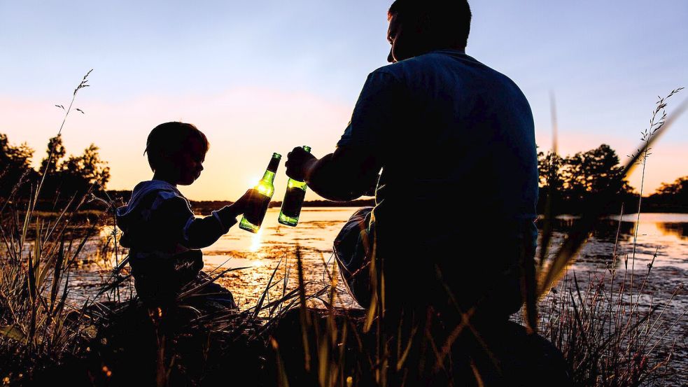 Alkoholkonsum wird in Deutschland extrem verherrlicht. Das führt auch dazu, dass junge Menschen den häufigen Genuss von Alkohol als etwas Normales erachten. Foto: IMAGO/Marius Schwarz
