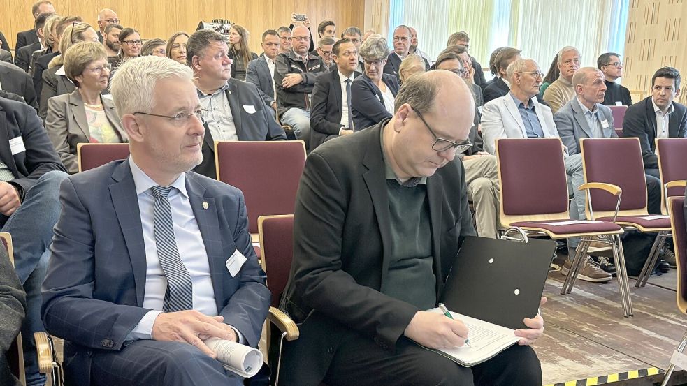 Kurz vor seiner Rede anlässlich des zehnjährigen Bestehens des Masterplans Ems machte sich Niedersachsens Umweltminister Christian Meyer (rechts) noch Notizen. Links neben Meyer sitzt der Leeraner Landrat Matthias Groote. Fotos: Carsten Ammermann