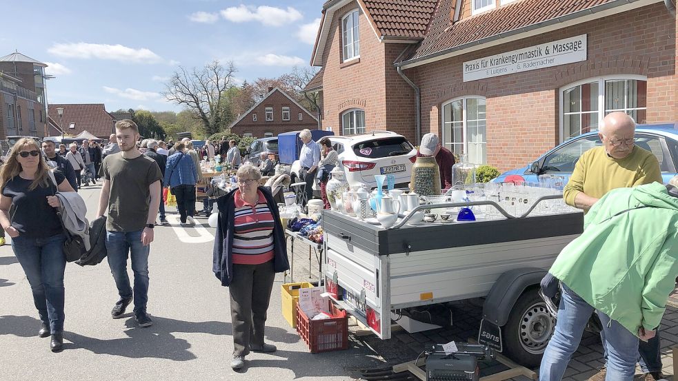 Durch ganz Remels ziehen sich beim Frühlingsmarkt die Flohmarktstände. Foto: Archiv